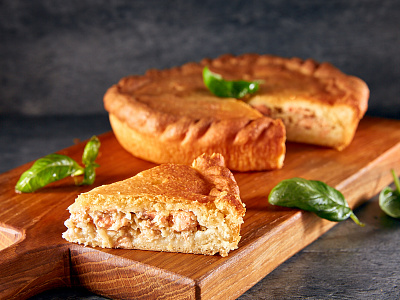 Пирог на дрожжевом тесте с лососем