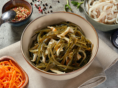 Салат из морской капусты с кальмаром